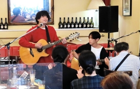 観客の手拍子を受けながら演奏するデパペペ＝神戸市中央区山本通