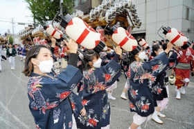 地区ごとの法被や浴衣に身をくるみ、踊りながら歩いてだんじりを先導＝神戸市東灘区内