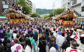 白鴎橋交差点に集結した３２基のだんじり＝神戸市東灘区内