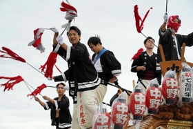 だんじりの上で巡行を盛り上げる＝神戸市東灘区内