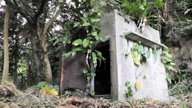 映画に登場する私宅監置の小屋跡。富俊さんが約１３年間を過ごした（原義和監督提供）