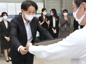 感謝状を受け取った松末信久支店長ら＝みなと銀行須磨ニュータウン支店