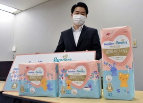 ファミリアがデザインした紙おむつ＝神戸市役所