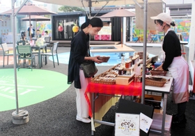 神戸市内の事業者が商品をＰＲするコンテナが並ぶ＝同市中央区雲井通８