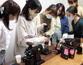 イベントに向け、抽出方法の確認をする神戸女子大コーヒー同好会の学生ら＝神戸市須磨区東須磨