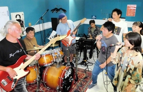 劇中の楽曲を練習する出演者＝神戸市中央区内