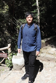 布引谷を案内してくれた神戸大学特命講師の小代薫さん＝神戸市中央区葺合町