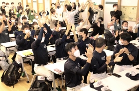 橋本達弥投手の指名を受けて歓喜する元チームメートや後輩の野球部員ら＝長田高校