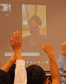 ドラフト指名を受けて母校で見守った元チームメイトらを前に喜びを語る橋本達弥投手＝神戸市長田区池田谷町２、長田高校
