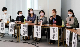 被災地の現状や取り組みなどについて話す参加者たち＝人と防災未来センター