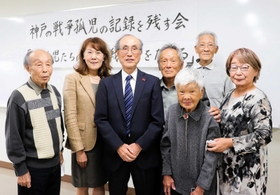 ５年間の活動を締めくくった「神戸の戦争孤児の記録を残す会」の白井勝彦代表（左から３人目）ら＝神戸市中央区橘通３
