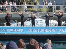 運河上のステージで行われたライブ＝神戸市兵庫区中之島２