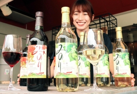 今年採れたブドウで仕込んだ「新酒みのり」＝神戸市西区押部谷町高和