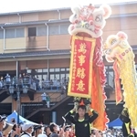 人々の目を引いた中国獅子舞＝神戸市中央区東川崎町１