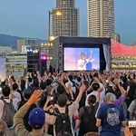 トーフビーツさんのパフォーマンスで会場は盛り上がった＝神戸市中央区東川崎町１（撮影・冨居雅人）