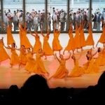 ホールのステージを飾る高校生のダンス。舞台の背を開けると外からも見える＝神戸市西区美賀多台１