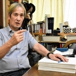 事件に関する書類を前に１２年を振り返る堤敏さん＝神戸市北区