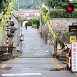 踏切を出てすぐ急な上り坂が始まる＝神戸市東灘区本山北町２（２０２２年７月）