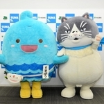 熊谷保徳区長（中央）とすまぼう（左）と記念撮影をするマル＝須磨区役所