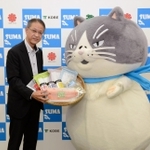 熊谷保徳区長から海産物を手渡されるマル（右）＝須磨区役所