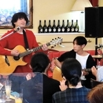 観客の手拍子を受けながら演奏するデパペペ＝神戸市中央区山本通