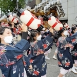 地区ごとの法被や浴衣に身をくるみ、踊りながら歩いてだんじりを先導＝神戸市東灘区内