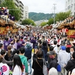 白鴎橋交差点に集結した３２基のだんじり＝神戸市東灘区内