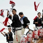 だんじりの上で巡行を盛り上げる＝神戸市東灘区内