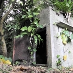 映画に登場する私宅監置の小屋跡。富俊さんが約１３年間を過ごした（原義和監督提供）