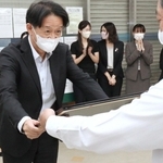 感謝状を受け取った松末信久支店長ら＝みなと銀行須磨ニュータウン支店