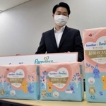 ファミリアがデザインした紙おむつ＝神戸市役所