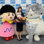 山端恵実区長から長田特産物セットを受け取るマル＝長田区役所