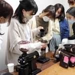 イベントに向け、抽出方法の確認をする神戸女子大コーヒー同好会の学生ら＝神戸市須磨区東須磨
