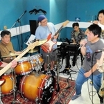 劇中の楽曲を練習する出演者＝神戸市中央区内