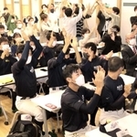 橋本達弥投手の指名を受けて歓喜する元チームメートや後輩の野球部員ら＝長田高校