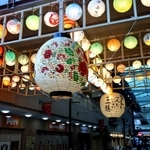 大正筋商店街を彩る大小のランタン＝神戸市長田区腕塚町５