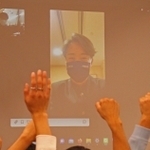 ドラフト指名を受けて母校で見守った元チームメイトらを前に喜びを語る橋本達弥投手＝神戸市長田区池田谷町２、長田高校