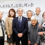 ５年間の活動を締めくくった「神戸の戦争孤児の記録を残す会」の白井勝彦代表（左から３人目）ら＝神戸市中央区橘通３