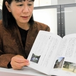 国内観光地の案内内容をまとめた「通訳ガイドと行く　日本世界遺産と歴史の旅」を手にする武村陽子さん＝神戸市内