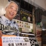 オリックスの快挙を受けてセールを始めた伊東正和さん＝大正筋商店街