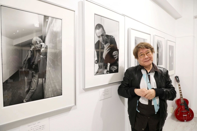 ロンドンでの暮らしを振り返るハービー・山口さん。「神戸は素直でさわやかな人たちが多いね」と話す＝神戸市中央区御幸通５