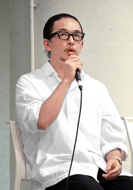 海外の廃虚を見てきた経験を話す写真家の佐藤健寿さん＝神戸市中央区小野浜町