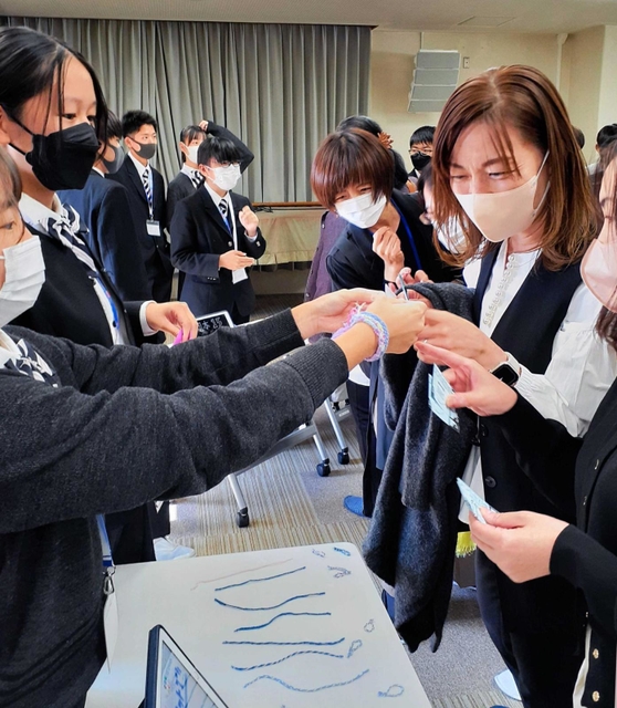 会社の売り上げを伸ばそうとミサンガを販売する生徒たち＝神戸市須磨区横尾９