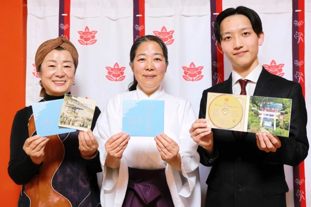御鎮座１００年を記念したＣＤを作製した神戸水天宮の河田恭江宮司（中央）と歌手のまやはるこさん（左）、原光希さん＝長田区長田天神町５
