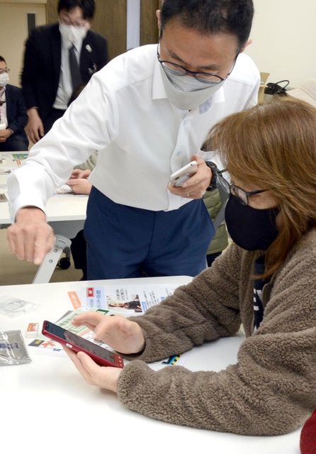 スマホ活用教室でラインの使い方を学ぶ市営住宅の高齢入居者ら＝からと中央住宅集会所