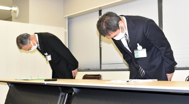 神戸市バスの営業所でパワーハラスメントや不当な勤務実態があったことを伝え、頭を下げる城南雅一交通局長（左）と習田嘉章交通局副局長＝神戸市中央区加納町６、神戸市役所