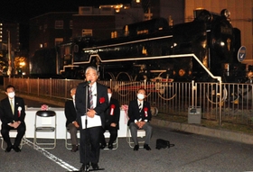 点灯式で喜びを語る飯野浩三代表＝神戸市中央区相生町１