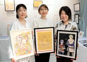 「文化祭みたいでワクワクするね」と話す（右から）ｓａｉさん、ＮＡＮＡＥさん、千史さん＝神戸市中央区三宮町１