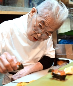 板前に立つと目つきがしまる＝神戸市中央区楠町６、鮨いずも（撮影・坂井萌香）