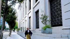 異国情緒漂う旧居留地を歩くきゃりーぱみゅぱみゅさん（神戸市提供）